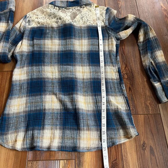 Mudd Blue Plaid Button Down Western Style Top w/Ivory Lace Shoulders Women Sz M - Picture 10 of 10